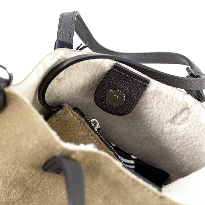 Laura Di Maggio TRUDI – borsa in camoscio ed eco montone taupe Presa