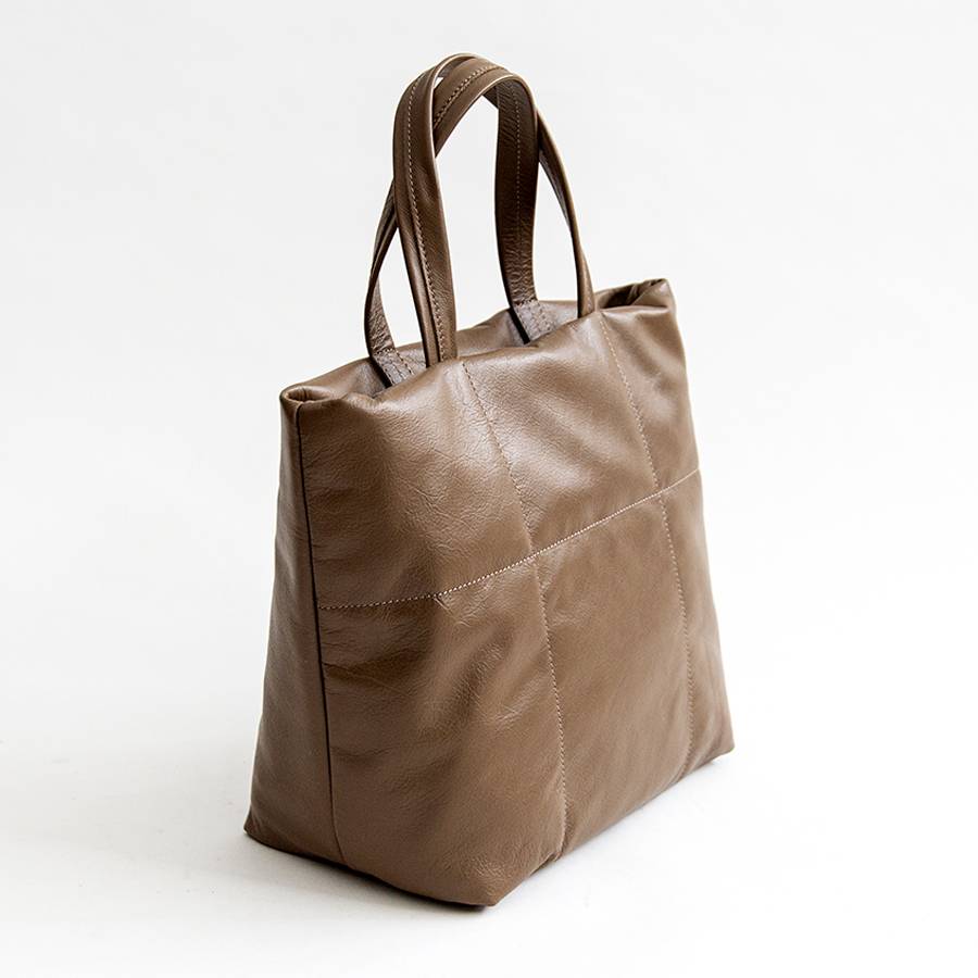 Laura Di Maggio DENISE – Tote bag in pelle nappa trapuntata taupe Convenienza