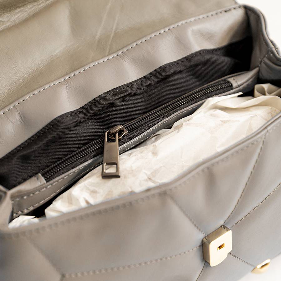 Laura Di Maggio MUSA – borsa in pelle nappa trapuntata con borchie taupe Moda