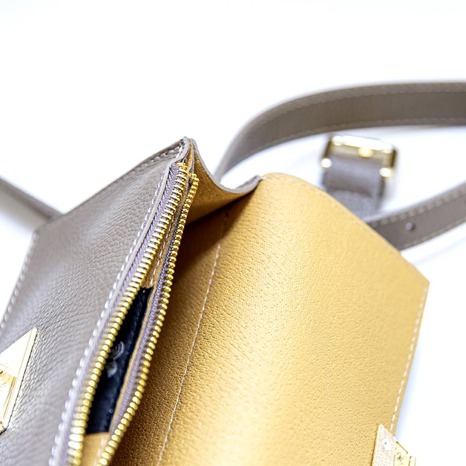 Laura Di Maggio CAROL – marsupio taupe con chiusura oro Presa