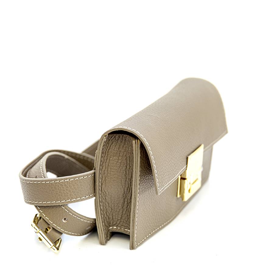Laura Di Maggio CAROL – marsupio taupe con chiusura oro Presa