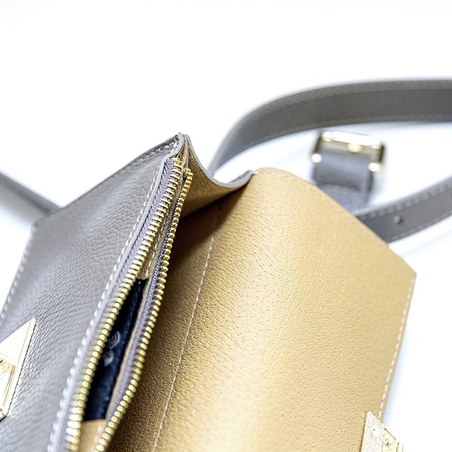 Laura Di Maggio CAROL – marsupio grigio con chiusura oro Offerta