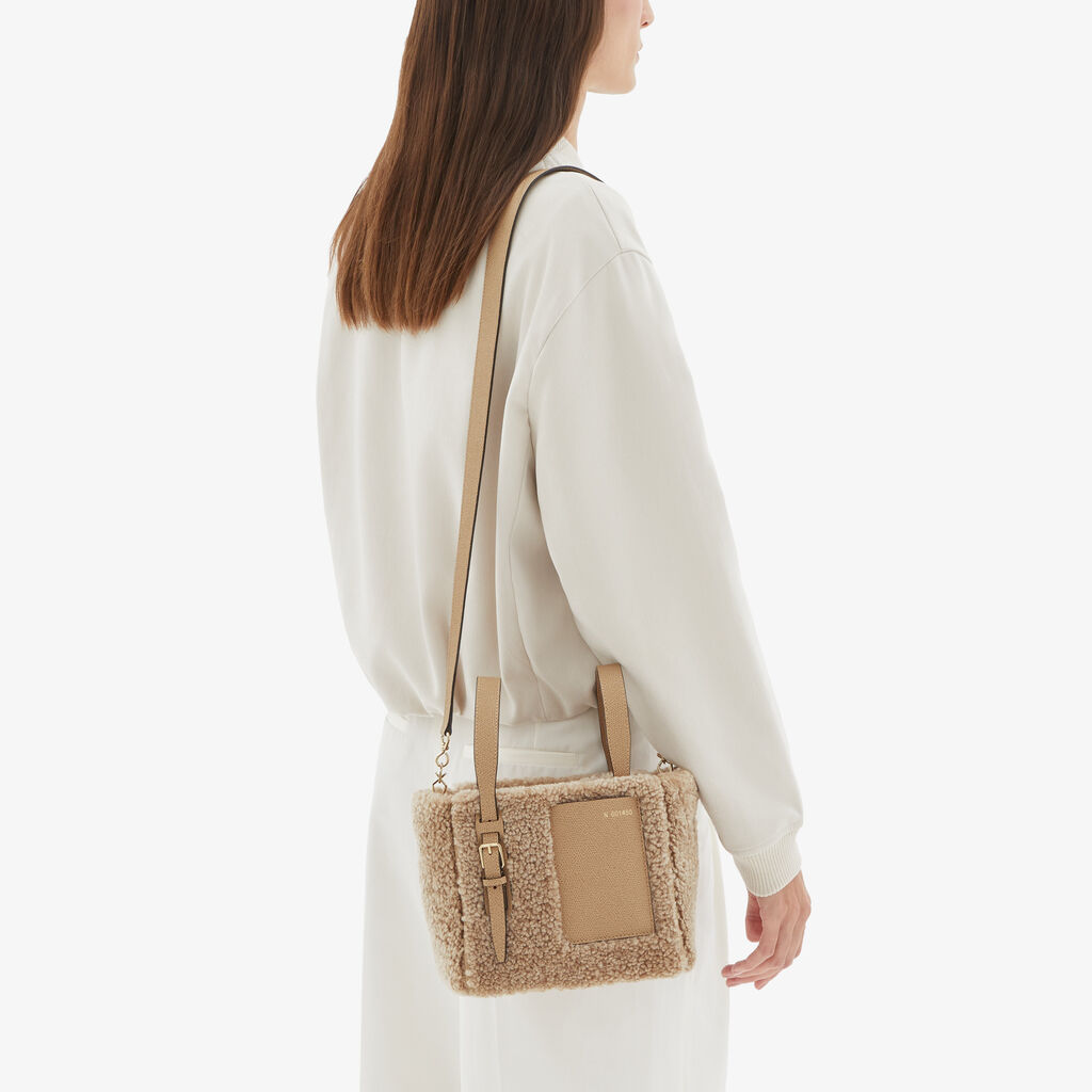 Valextra Borsa a secchiello da Donna in Shearling Beige | Valextra Soft Soddisfazione Garantita