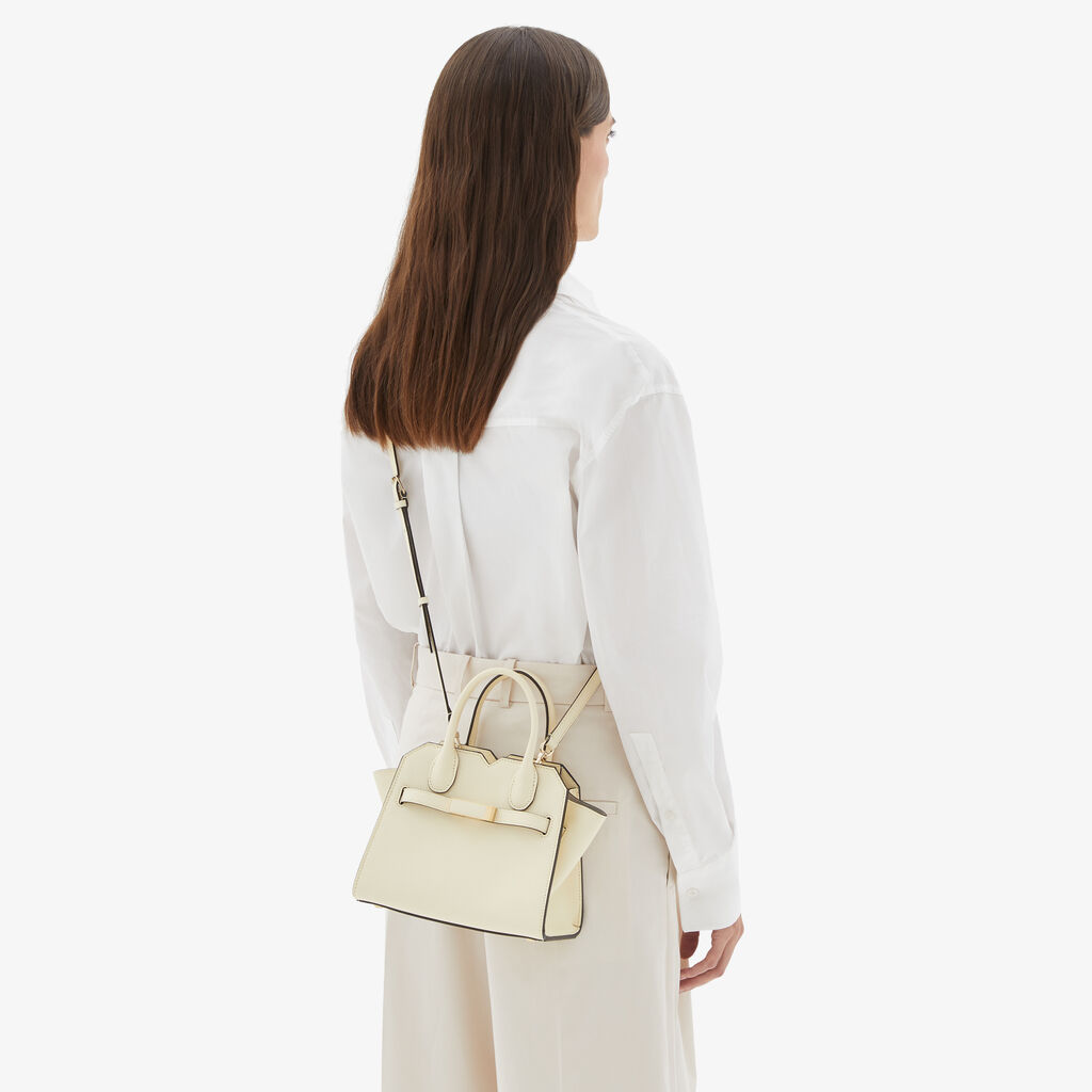 Valextra Borsa a Tracolla Milano Micro | Pelle di vitello Millepunte Soft | Bianco Pergamena | Valextra In Vendita