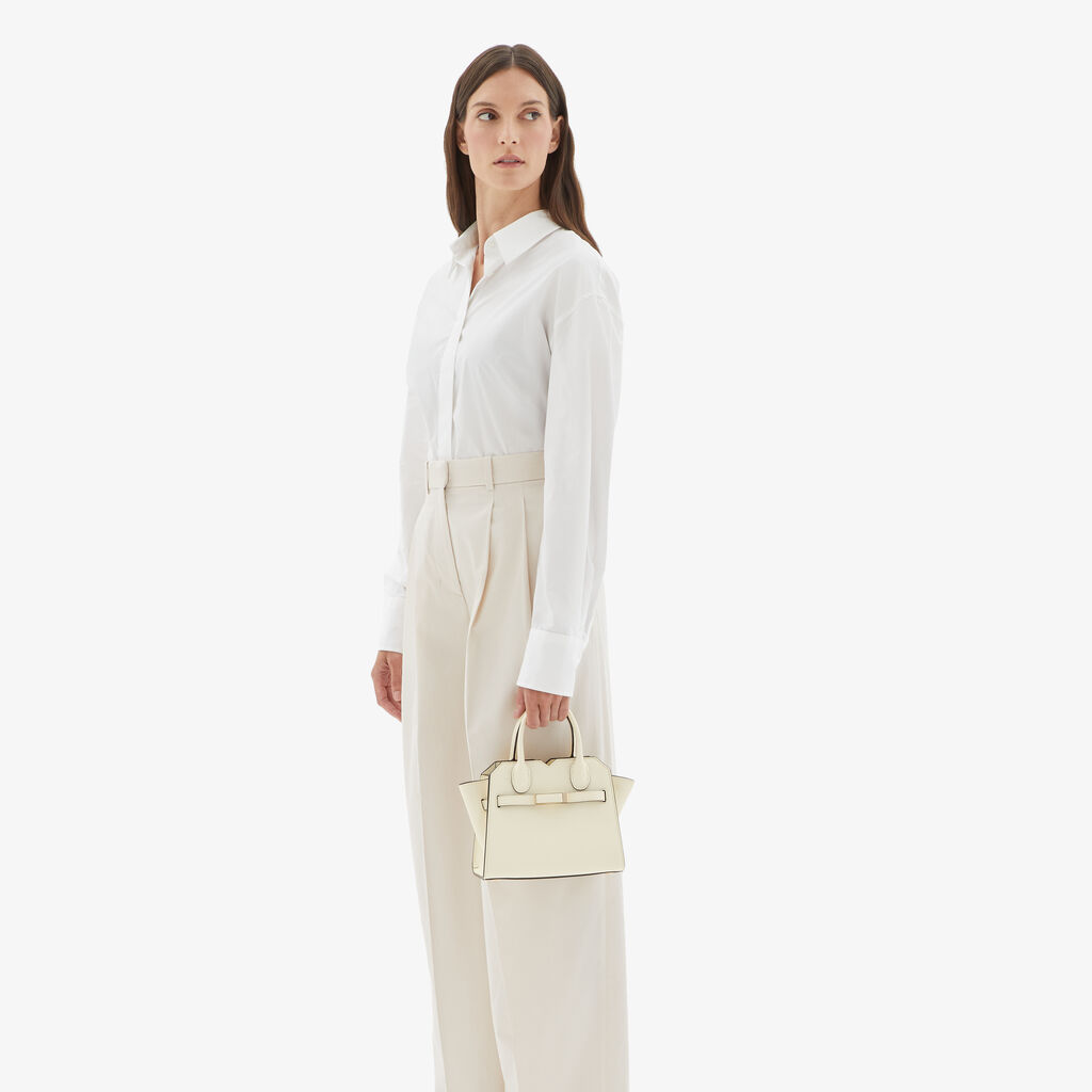 Valextra Borsa a Tracolla Milano Micro | Pelle di vitello Millepunte Soft | Bianco Pergamena | Valextra In Vendita
