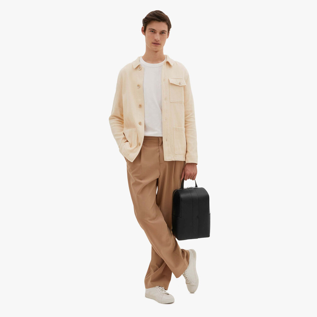 Valextra Valextra V-Line: Zaino monospalla con porta iPad in Pelle Nera In Linea