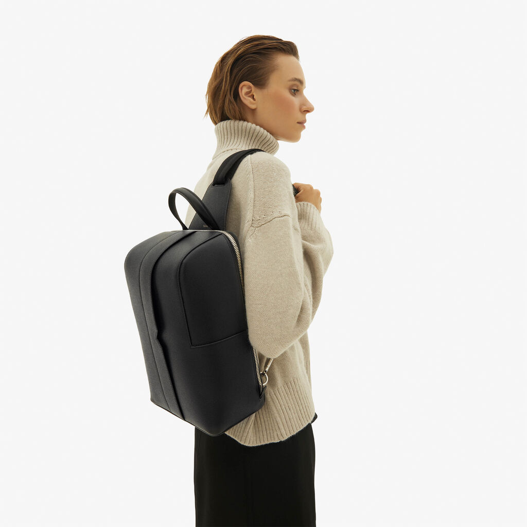 Valextra Valextra V-Line: Zaino monospalla con porta iPad in Pelle Nera In Linea