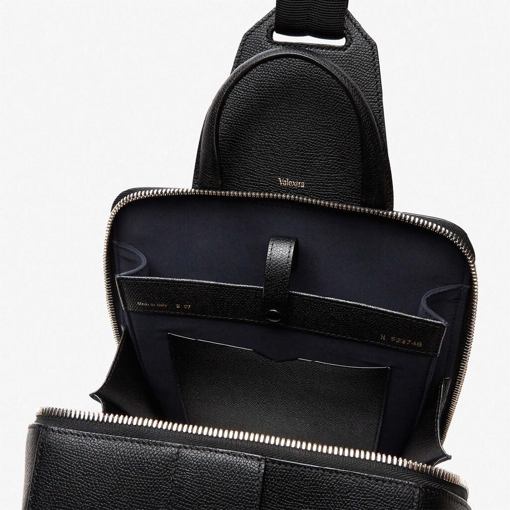 Valextra Valextra V-Line: Zaino monospalla con porta iPad in Pelle Nera In Linea