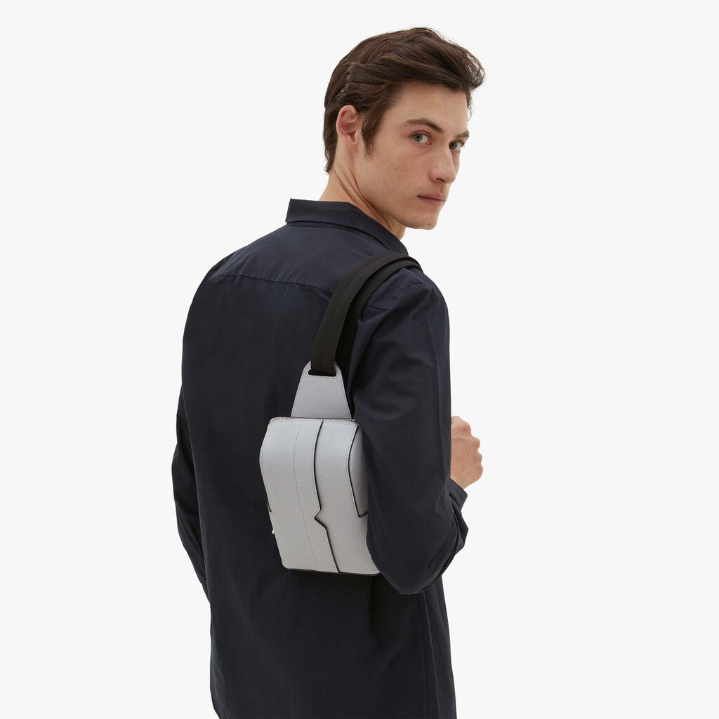Valextra Zaino monospalla ergonomico in Pelle Grigia | Valextra V-Line Promozione Limitata