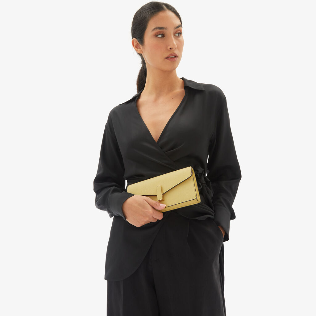 Valextra Clutch Donna di Lusso in Pelle Gialla con catena | Valextra Iside Offerte