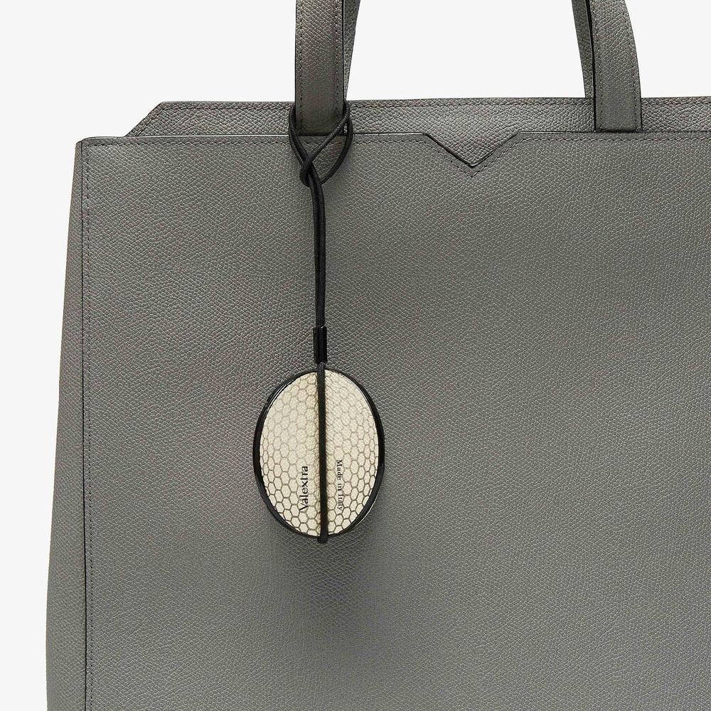 Valextra Charm palla da golf di Lusso in Pelle Bianca e Nera | Valextra Latest fashion