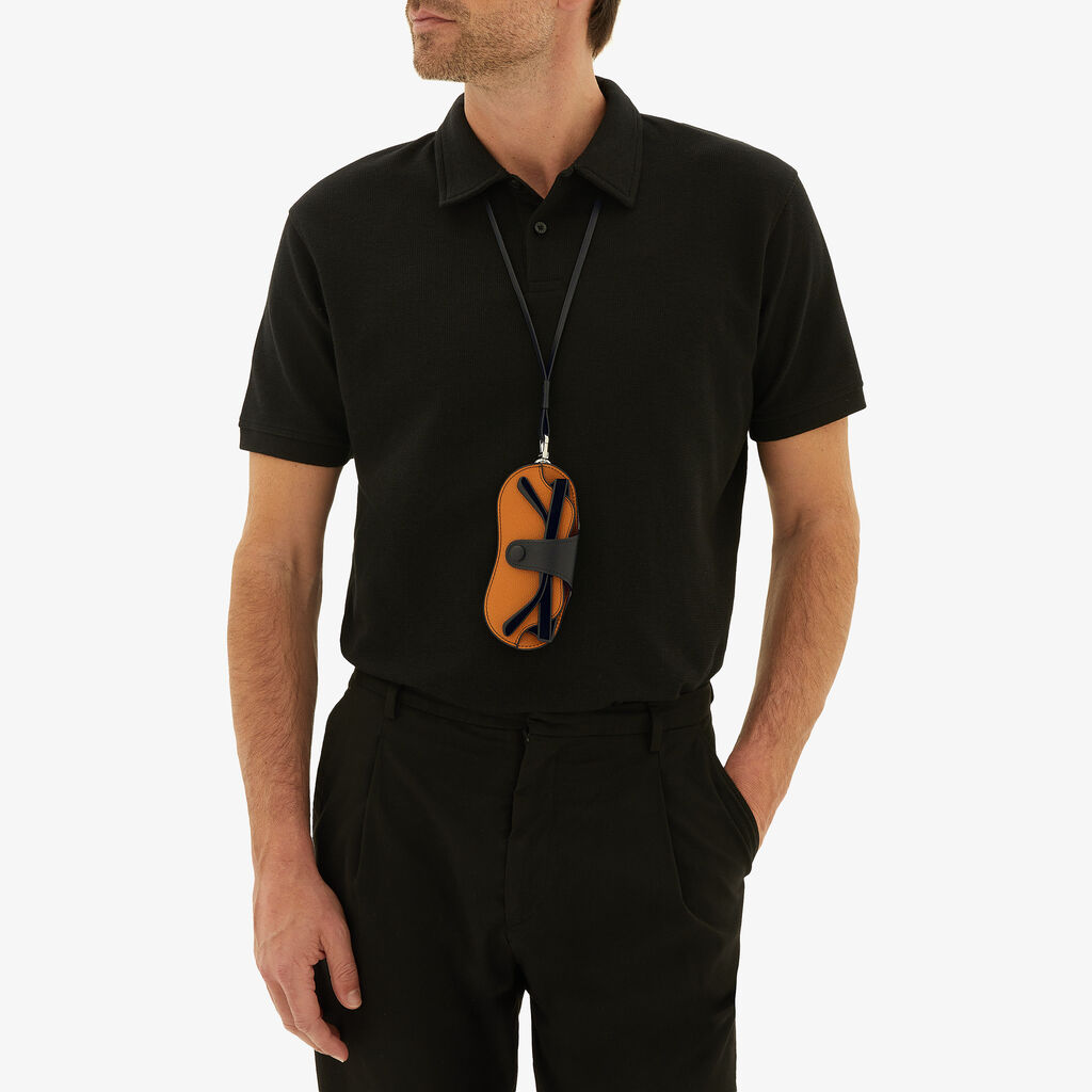 Valextra Porta occhiali in Pelle Marrone e Nera con tracolla | Valextra Sostegno trimestrale